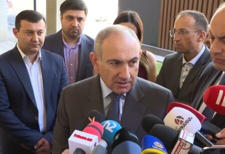Премьер-министр Никол Пашинян беседует с журналистами 18 июня о Церкви и российско-армянском миллиардере Самвеле Карапетяне. (Изображение: официальная страница Пашиняна в Facebook)