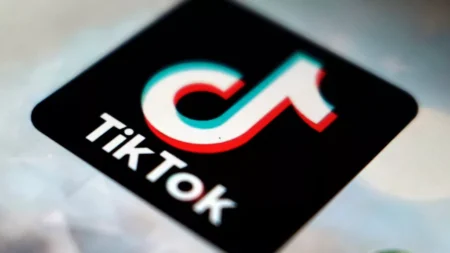 Логотип TikTok на чёрном фоне