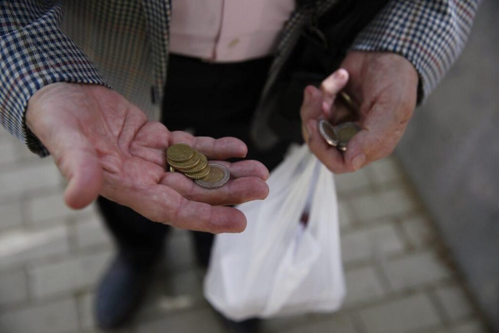 in.gr > Οικονομία > ΙΝΕ/ΓΣΕΕ: Η Ελλάδα είναι το δεύτερο φτωχότερο κράτος-μέλος της ΕΕ – Τι αναφέρει η ετήσια έκθεση
