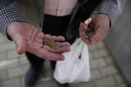 in.gr > Οικονομία > ΙΝΕ/ΓΣΕΕ: Η Ελλάδα είναι το δεύτερο φτωχότερο κράτος-μέλος της ΕΕ – Τι αναφέρει η ετήσια έκθεση