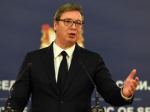 Президент Сербии Александр Вучич объявляет о прекращении экспорта боеприпасов на пресс-конференции