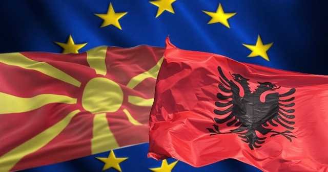 alt="Флаги Северной Македонии и Албании на фоне флага Европейского Союза"