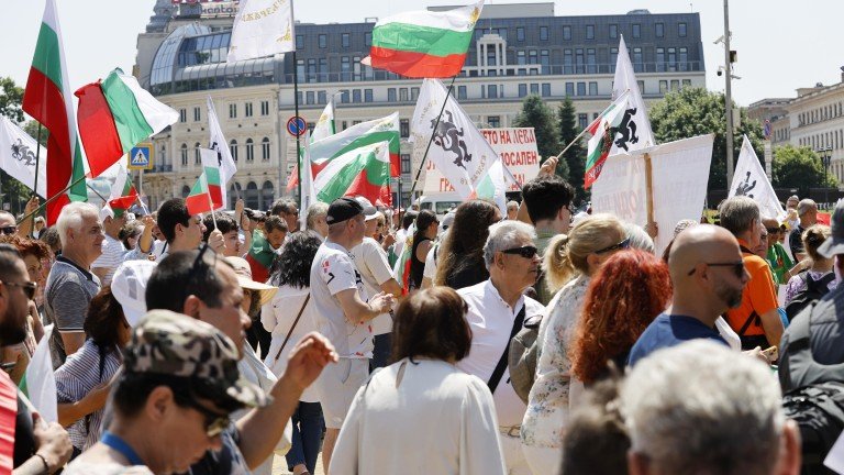 Протест срещу въвеждането на еврото пред БНБ
фото news.bg