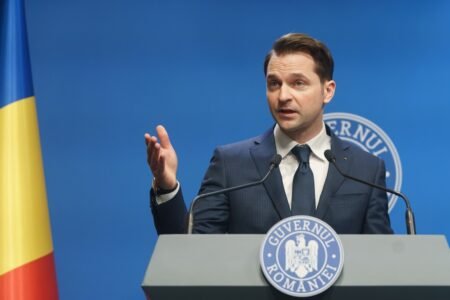 Министр энергетики Румынии Себастьян Бурдужа во время пресс-конференции. Фото: Guvernul României / forbes.ro