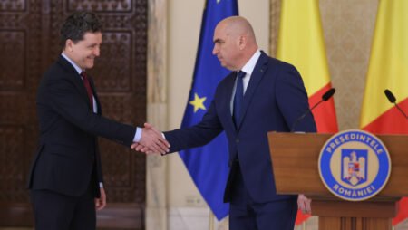Никушор Дан, президент Румынии, назначает Илие Боложана на должность премьер-министра во дворце Котрочень в Бухаресте, 20 июня 2025 года. Inquam Photos / Джордж Кэлин.