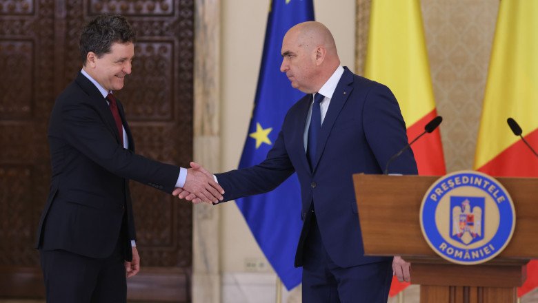 Никушор Дан, президент Румынии, назначает Илие Боложана на должность премьер-министра во дворце Котрочень в Бухаресте, 20 июня 2025 года. Inquam Photos / Джордж Кэлин.