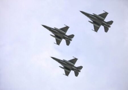 Истребители F-16 ВВС Румынии в небе