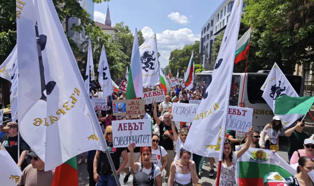 Протест во Варне против введения евро, участники шествия с флагами и плакатами