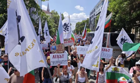 Протест во Варне против введения евро, участники шествия с флагами и плакатами