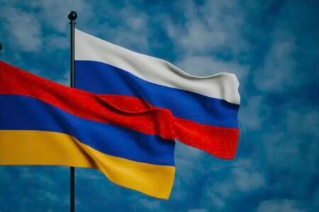 Флаги Армении и России на фоне неба