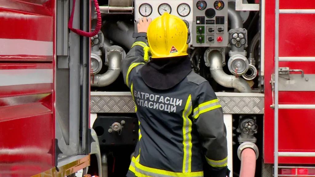 Сербский пожарный на пульте управления пожарной машины