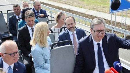 Президент Сербии Александр Вучич и официальные лица в автобусе на открытии автодороги