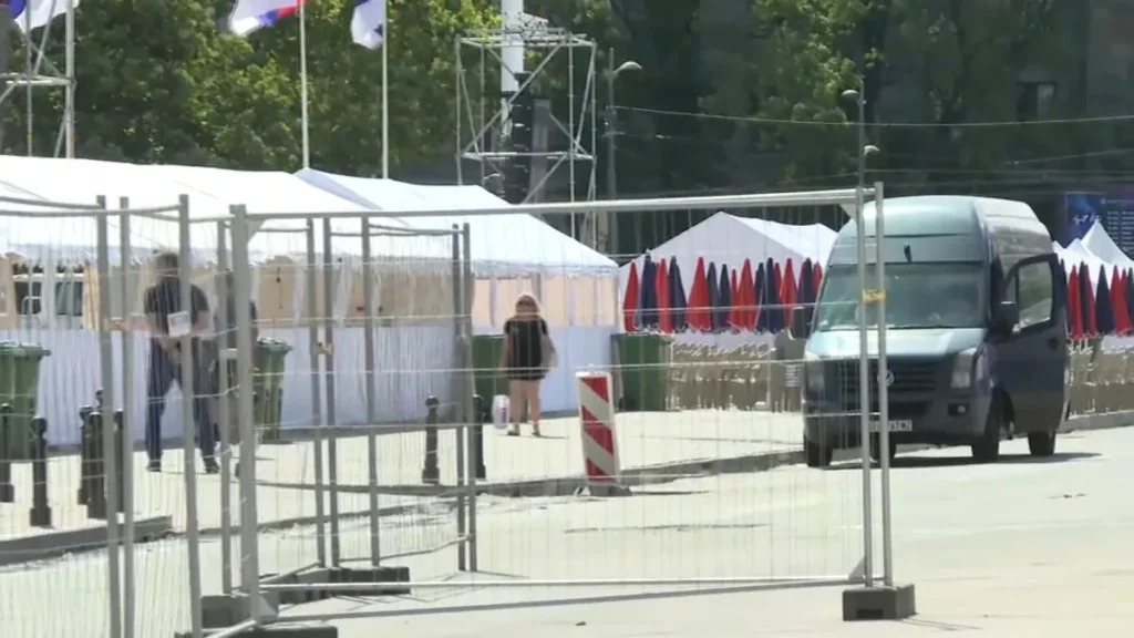 Ограждённый палаточный лагерь сторонников режима у здания администрации президента Сербии