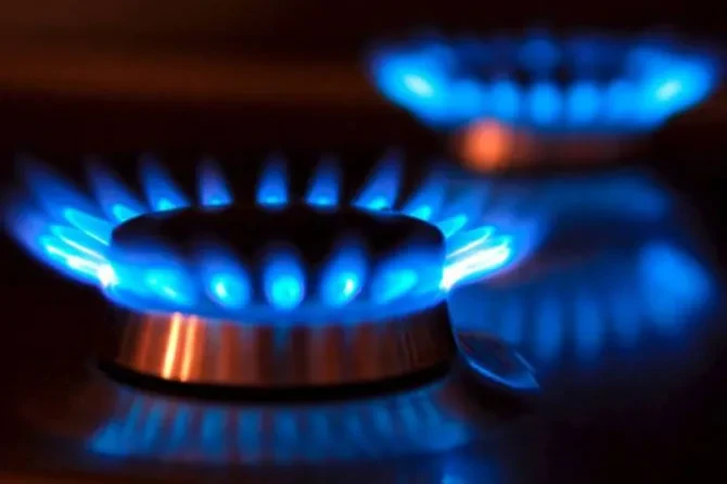 Пламя газовой горелки — голубое свечение от природного газа на плите