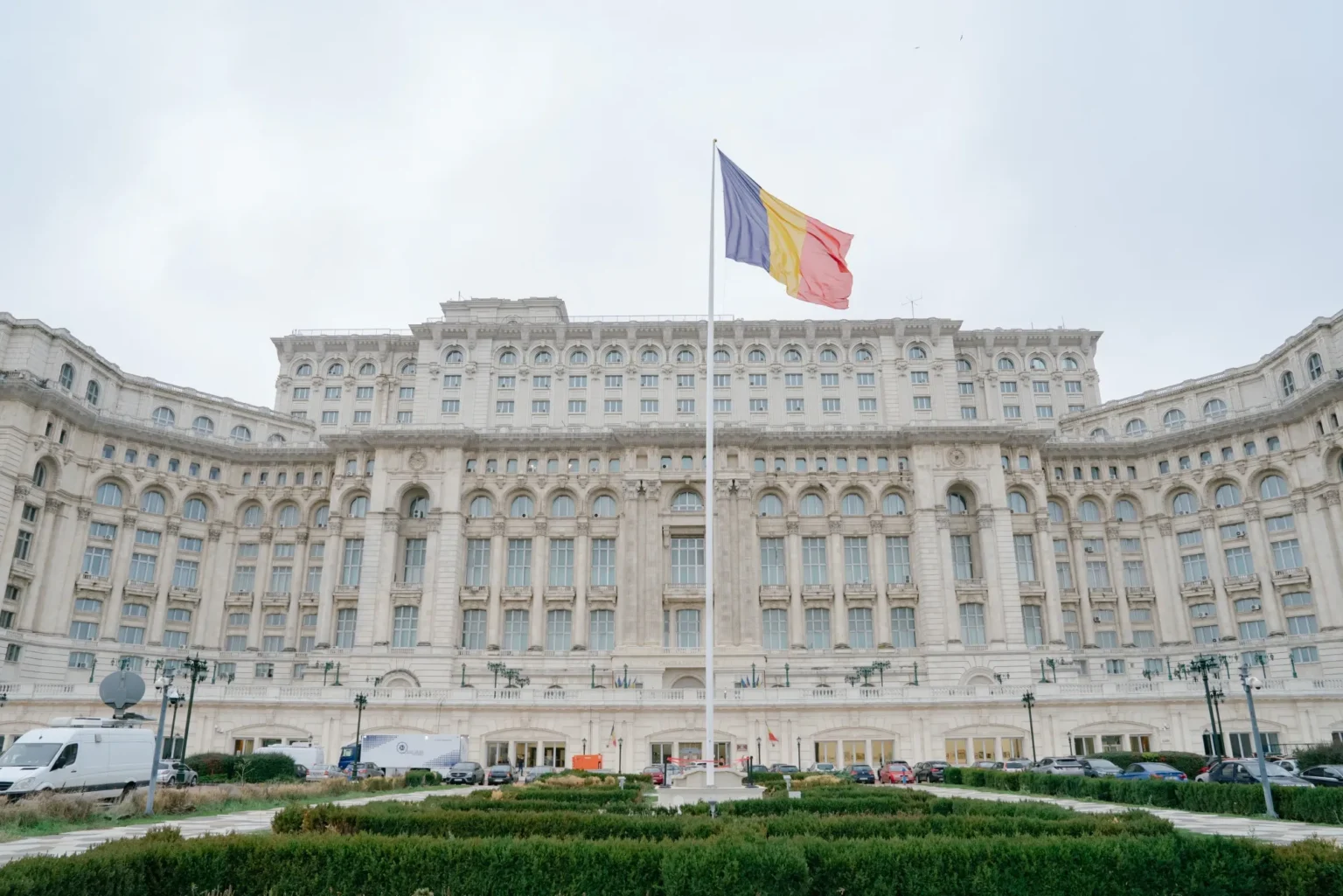 Здание парламента Румынии с национальным флагом в Бухаресте