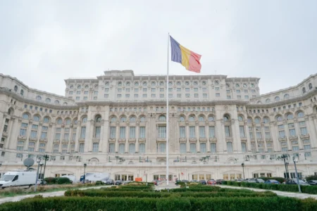 Здание парламента Румынии с национальным флагом в Бухаресте