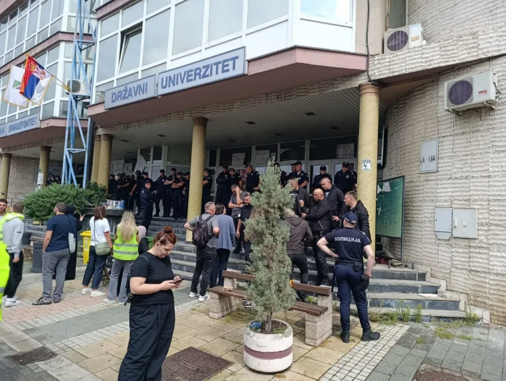 Полиция блокирует вход в университет в Нови-Пазаре во время студенческих протестов