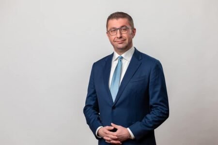 Премьер-министр Северной Македонии Христијан Мицкоски в официальном костюме