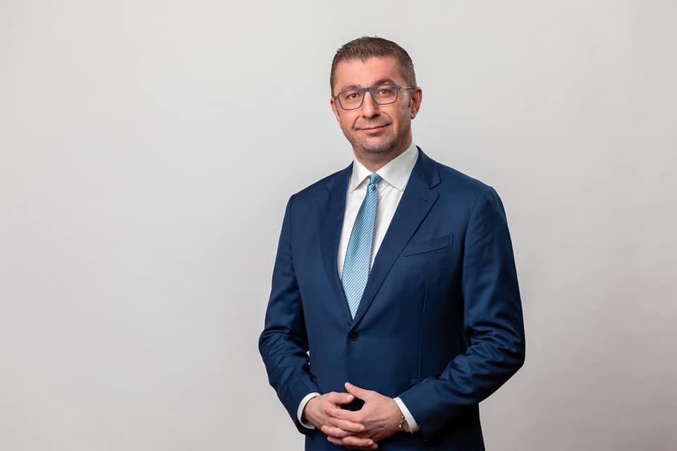 Премьер-министр Северной Македонии Христијан Мицкоски в официальном костюме