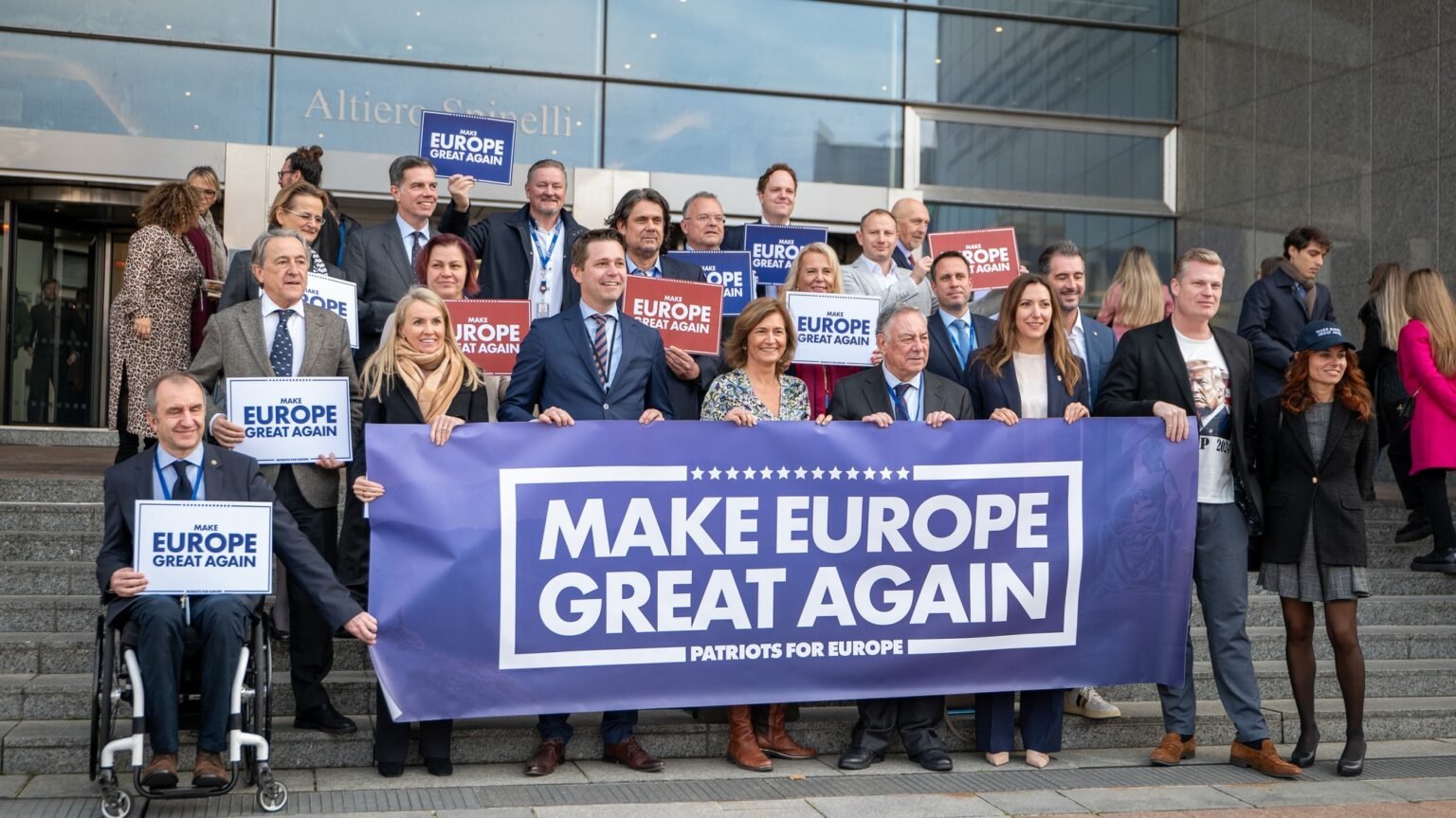 Группа участников акции Make Europe Great Again у здания Европарламента