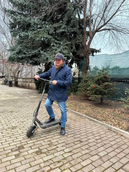 Ион Чебан на электросамокате во дворе зимой