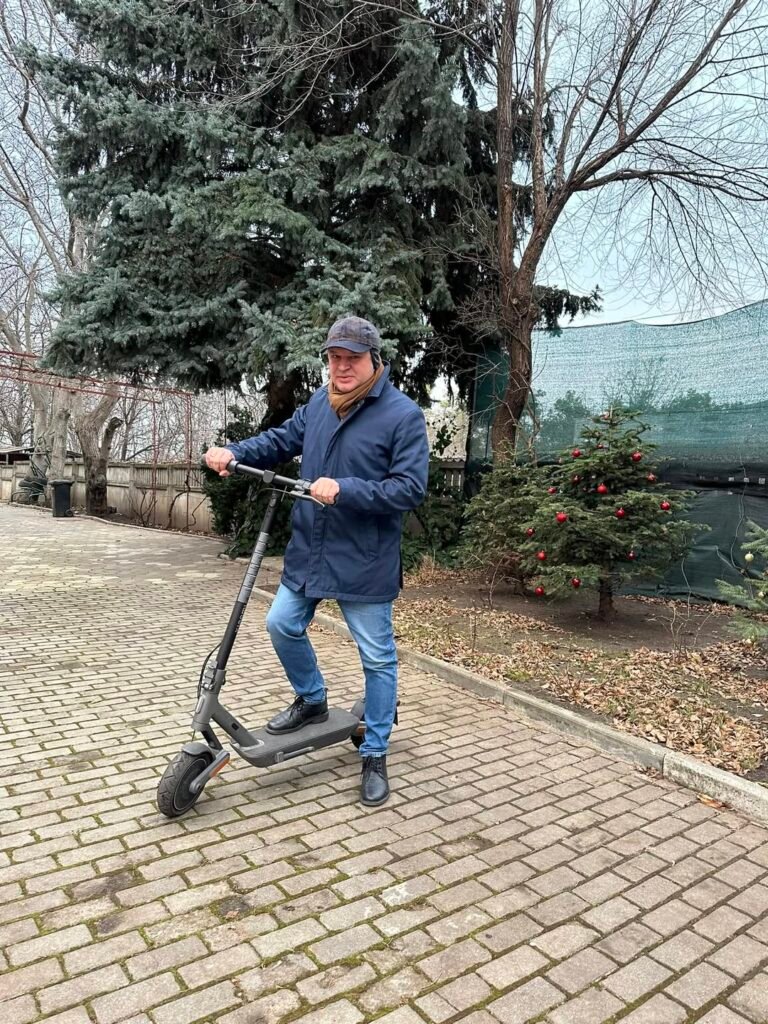 Ион Чебан на электросамокате во дворе зимой