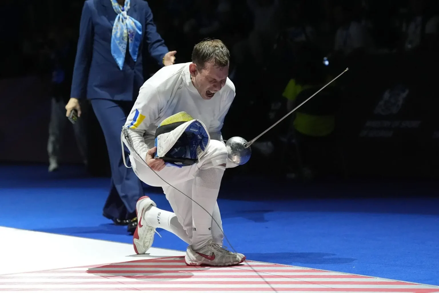 Украинский фехтовальщик Никита Кошман празднует бронзу на чемпионате мира в Тбилиси, 27 июля 2025