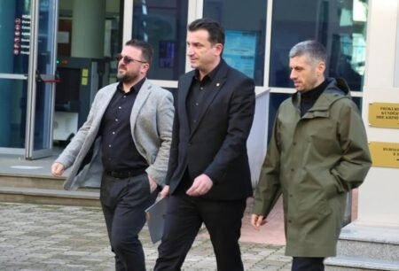Мэр Тираны Эрион Веляй прибывает в прокуратуру в сопровождении сотрудников