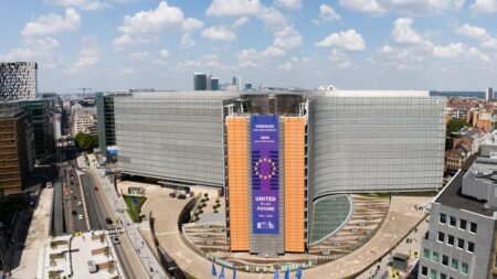 Здание Еврокомиссии в Брюсселе, весна 2025 года