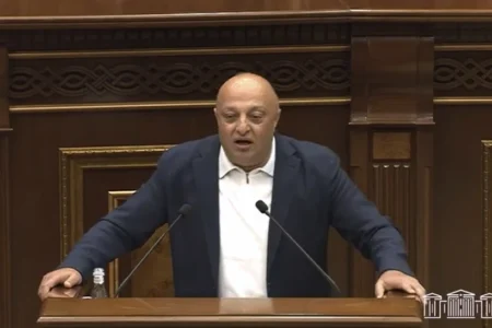Оппозиционный депутат Артур Саргсян выступает в парламенте Армении, 8 июля 2025 года