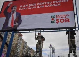 Предвыборный билборд Илана Шора с лозунгом "Шор для народа" на русском и румынском языках