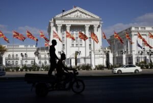 Здание правительства Северной Македонии с государственными флагами