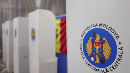 Избирательная кабина с гербом и логотипом Центральной избирательной комиссии Молдовы