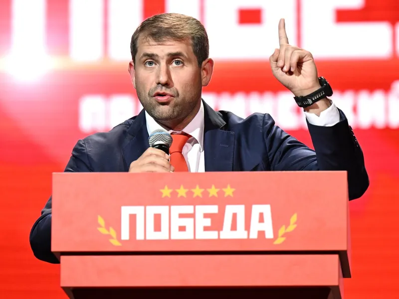 Илан Шор выступает на фоне логотипа политического блока "Победа"