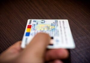 Румынское удостоверение личности в руке человека