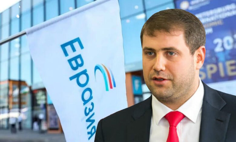 Илан Шор на фоне флага организации «Евразия»