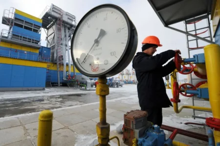Сотрудник «Нафтогаза» регулирует подачу газа на станции в Мрыне, Украина