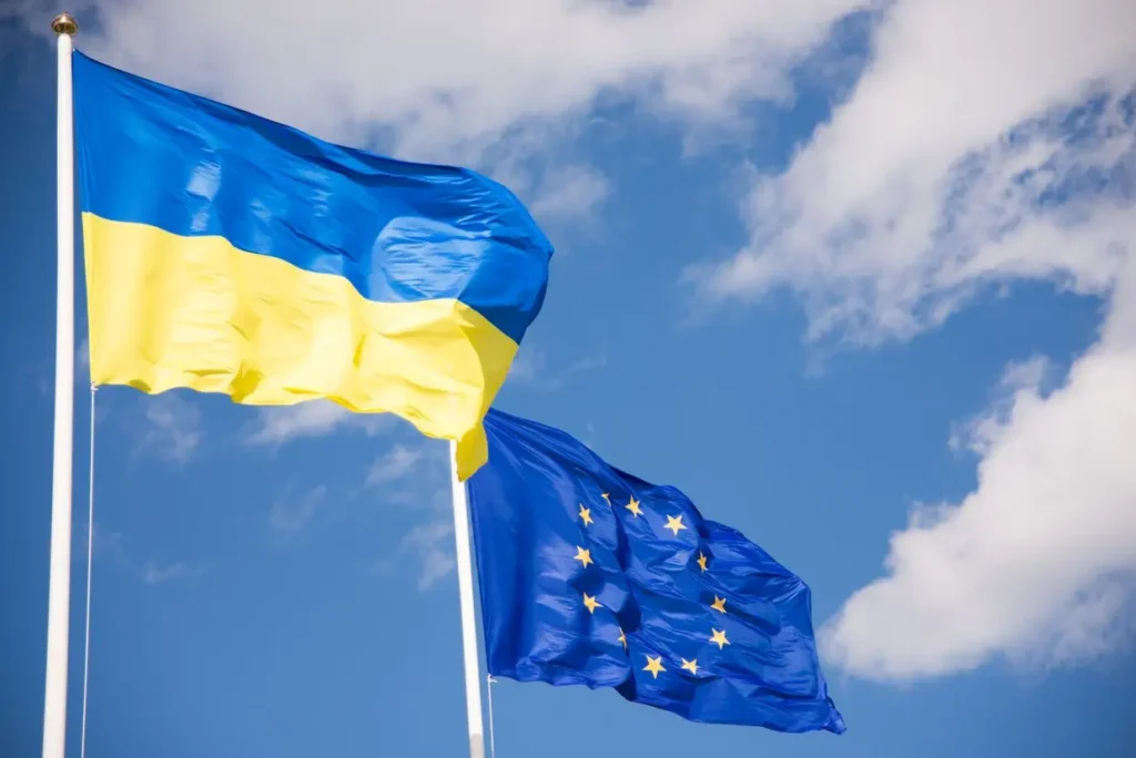 Флаги Украины и Европейского союза на фоне голубого неба
