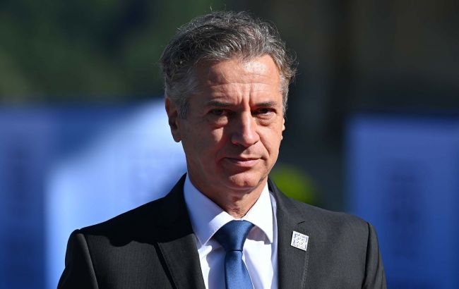 Премьер-министр Словении Роберт Голоб на фоне здания, 2025 год