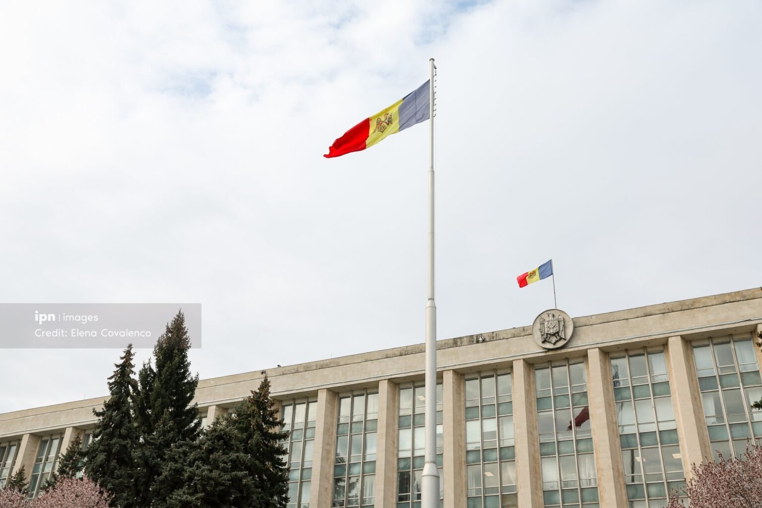 Флаг Молдовы над зданием правительства в Кишиневе