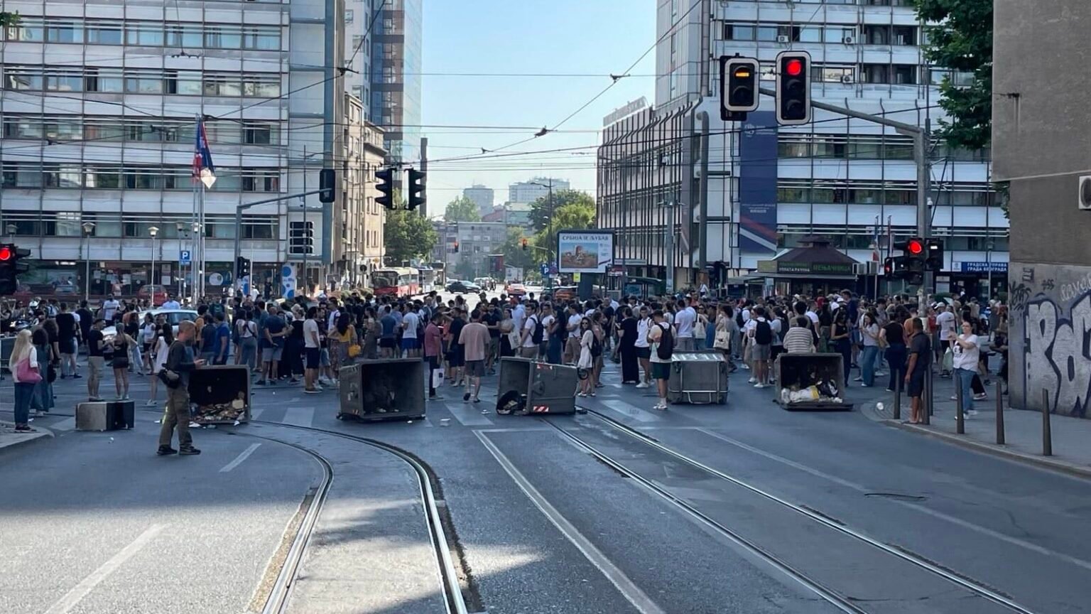 Протестующие перекрывают перекрёсток в центре Белграда, июль 2025