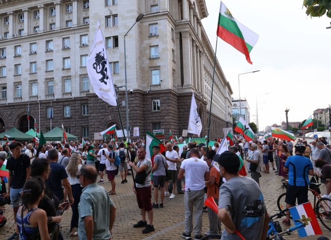 Протест против введения евро у здания парламента в Софии, июль 2025