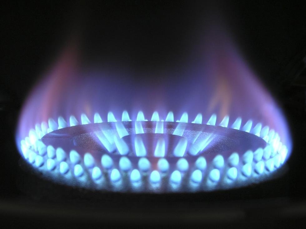 Голубое пламя газовой горелки — символ природного газа