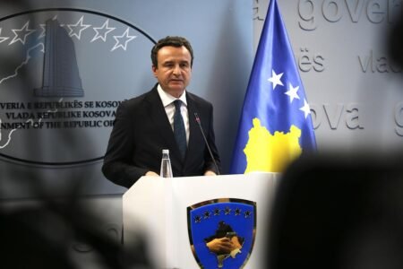 Премьер-министр Косова Альбин Курти на пресс-конференции в Приштине, 21 июля 2025 года