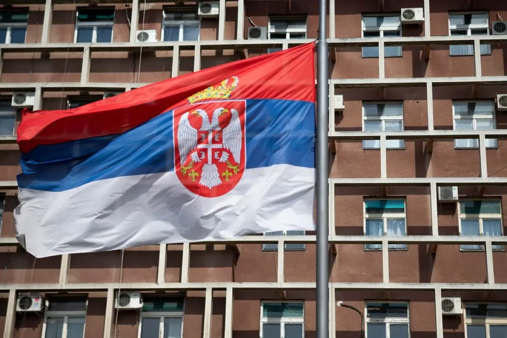 Флаг Сербии на фоне здания в Белграде