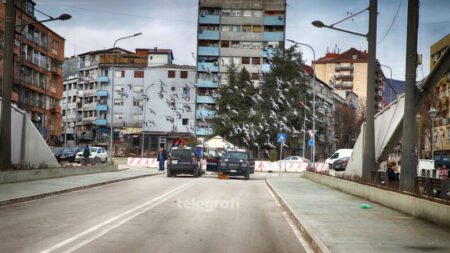 Мост через реку Ибар в Северной Митровице, Косово, июль 2025 года