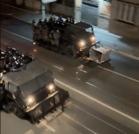 Сербские спецподразделения и бронетехника на улицах Белграда во время протестов, август 2025