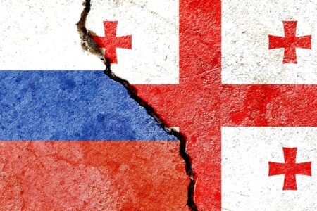 Флаги России и Грузии с трещиной между ними