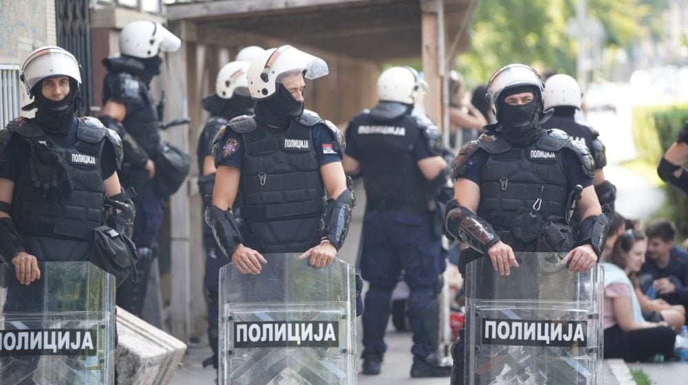 Сербская полиция в экипировке на протесте в Нови-Саде, август 2025