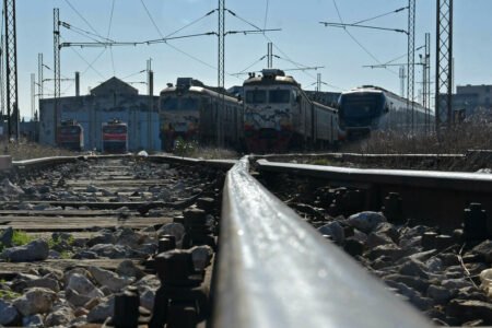 Поезда на железнодорожной станции в Черногории, август 2025